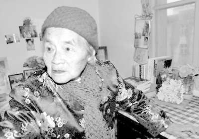 108岁文奶奶，睡前必甩脚