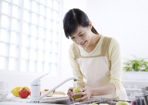 搬重物要注意姿势 主妇当心家务活伤腰椎
