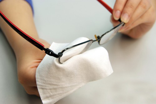 肢体语言会说话:爱擦眼镜表示心里没底