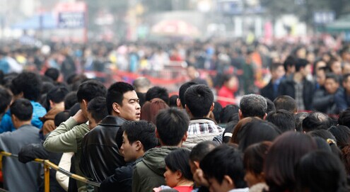 密集人群中 别高估人性