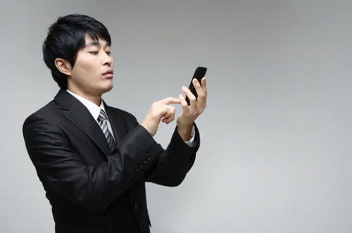 现代人看见手机就分散注意力 典型的行为上瘾