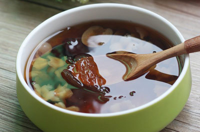 节后养生喝桂圆红枣炖燕窝