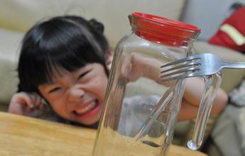 为什么你难以忍受刮玻璃的声音？