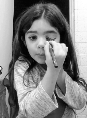 5岁炼成化妆达人 是否早了点