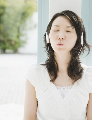 哼歌的人声音年轻