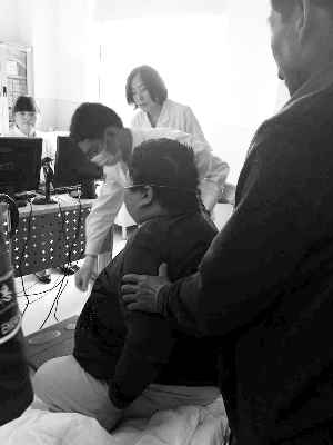 270斤盲女一路吸氧 从山东来南京求救