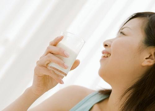减肥睡前喝牛奶还是酸奶好