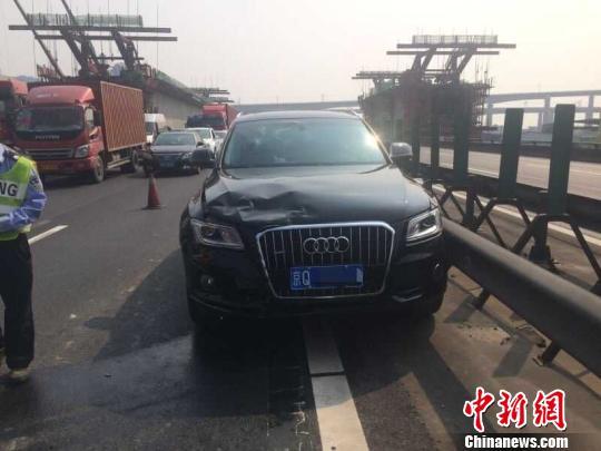 抱婴儿坐副驾驶 遇车祸孩子惨变安全气囊