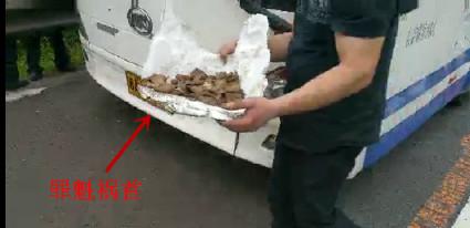 大客车行驶时冒出浓烟 经查系臭豆腐自燃 