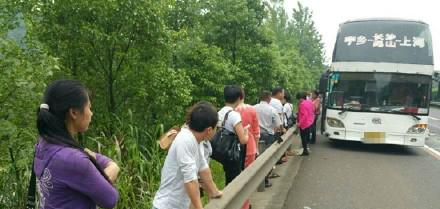 大客车行驶时冒出浓烟 经查系臭豆腐自燃 