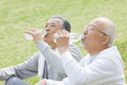  炎夏缺水易心梗 老年人喝水的正确方法