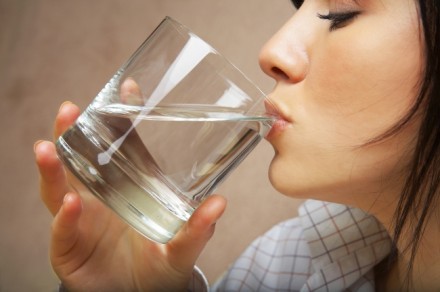 夏天喝淡盐水有助排毒 但早晨起床不宜喝