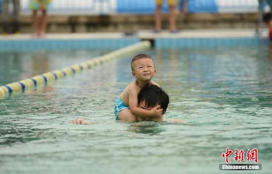 儿童夏季游泳需警惕“干性溺水”：夺命悄无声息