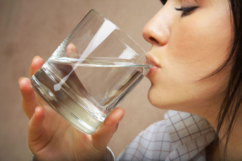 不洗饮水机 流出“细菌水”