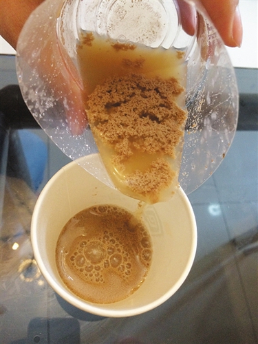 奶茶中真有牛奶吗？滴醋见分晓