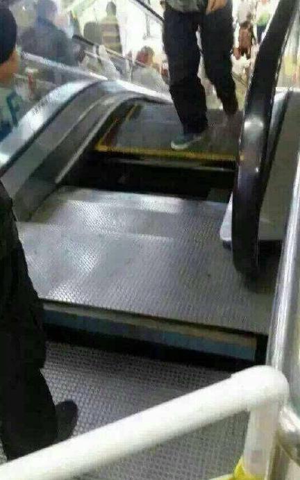 沈阳扶梯塌陷 女子觉察异响快跑救命逃过一劫