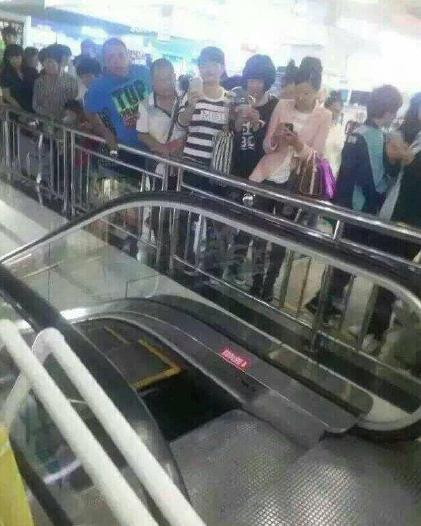 沈阳扶梯塌陷 女子觉察异响快跑救命逃过一劫