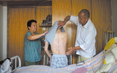 患恶性肿瘤多次截瘫 男子患病17年欲以身试药