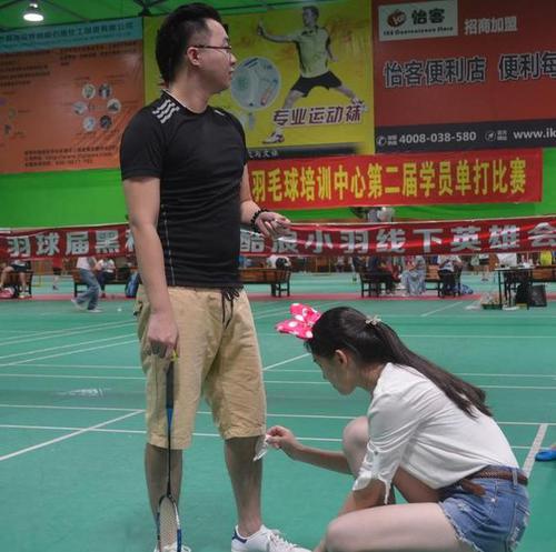 小伙为康复床上打球 90后妻弯腰捡球十万次
