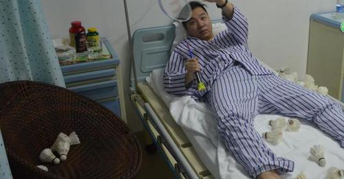 小伙为康复床上打球 90后妻弯腰捡球十万次